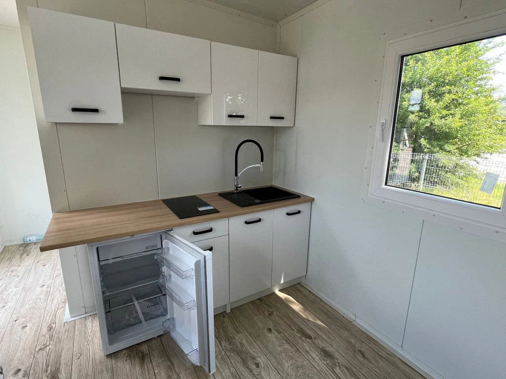 Grand contenedor para oficina con cabina de ducha y muebles de cocina