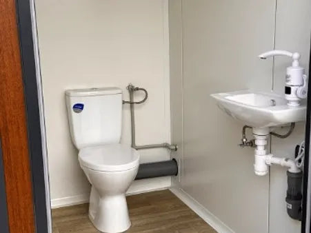 Contenedor Sanitario Tipo Pabellón con Triple Cabina