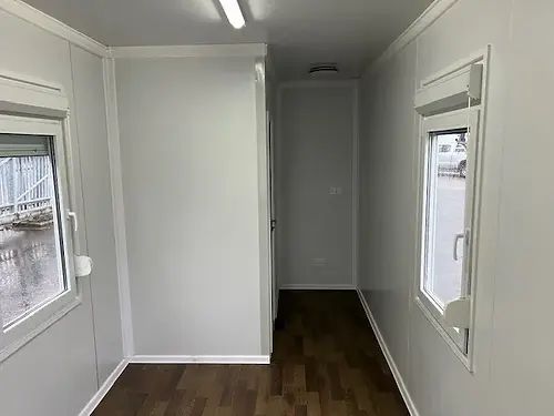 Oficina estándar con baño y dos ventanas