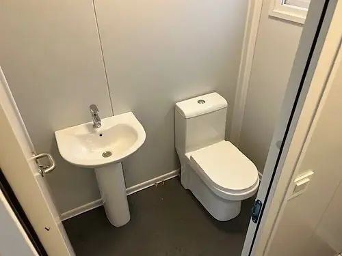 Oficina estándar con baño y dos ventanas