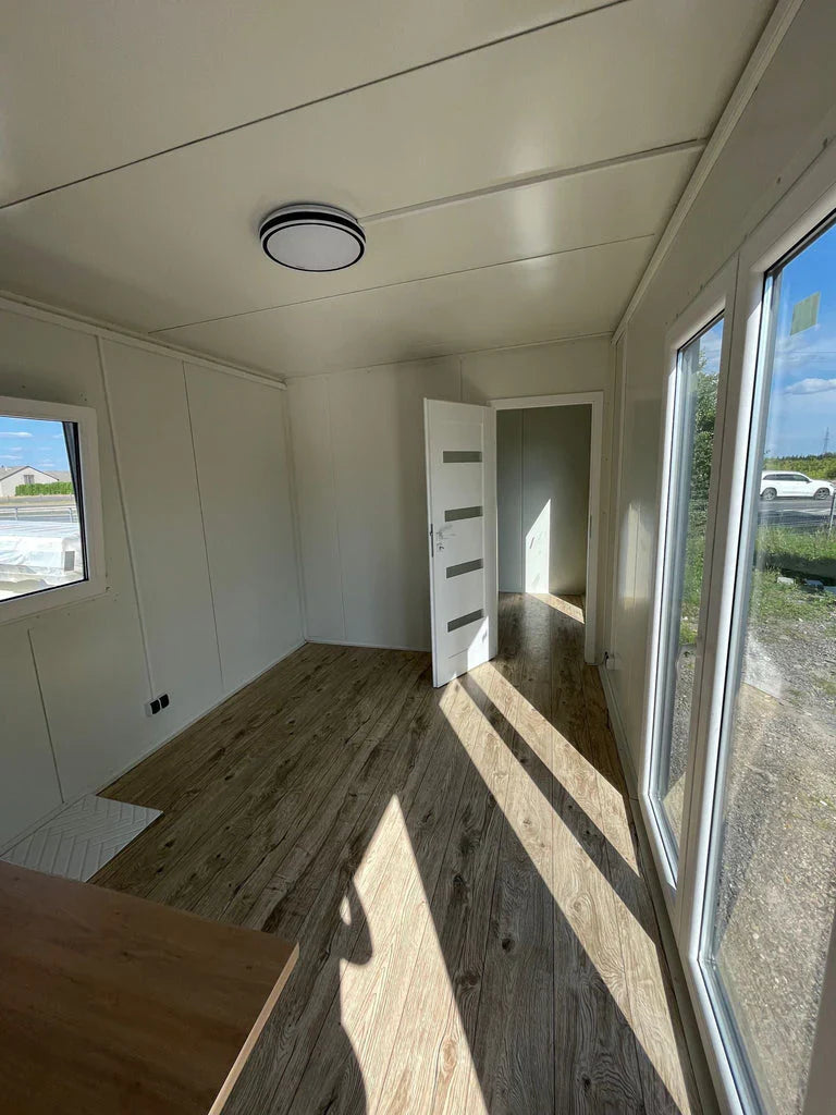 Grand contenedor para oficina con cabina de ducha y muebles de cocina