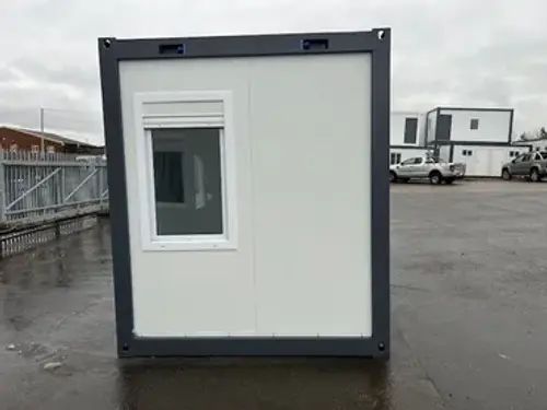 Oficina estándar con baño y dos ventanas