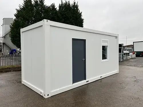 Contenedor de oficina con baño y almacenamiento