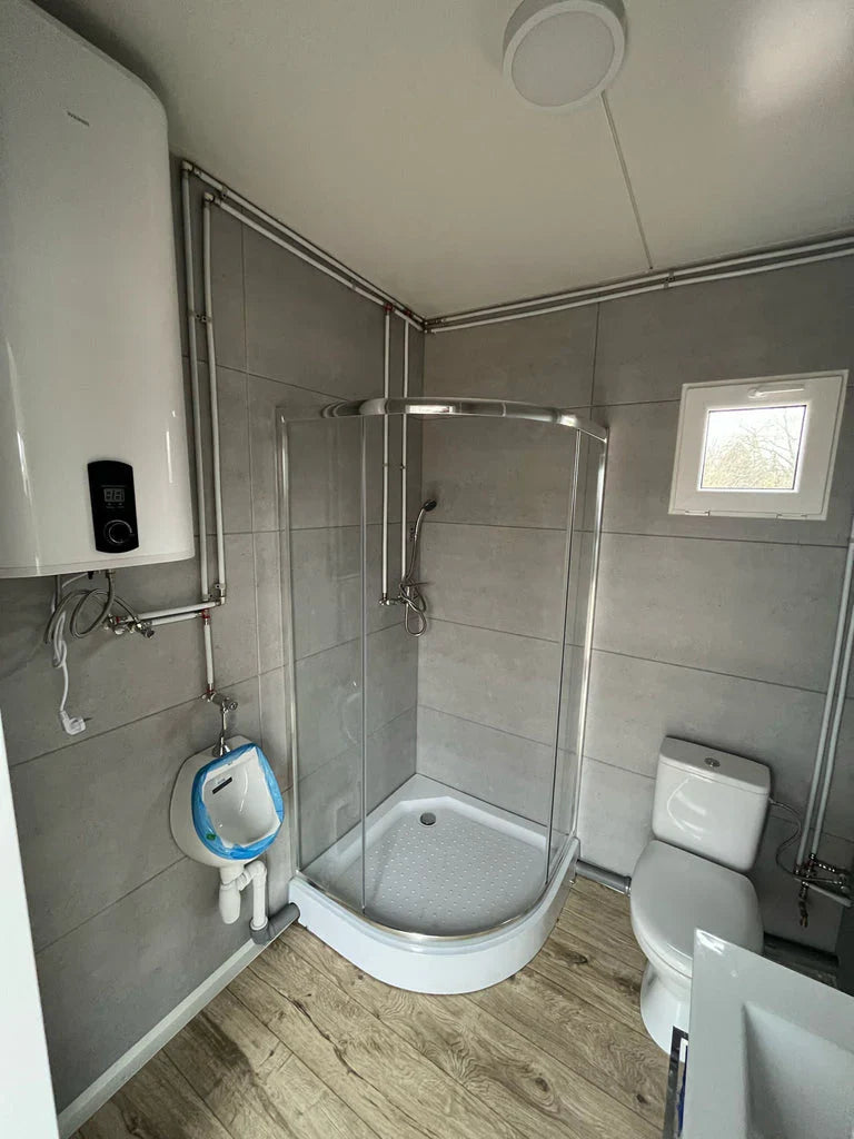 Grand contenedor para oficina con cabina de ducha y muebles de cocina