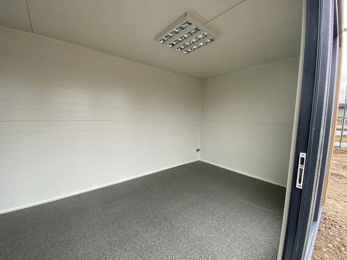 Contenedor de oficina 6x2,83 metros con 2 ventanas