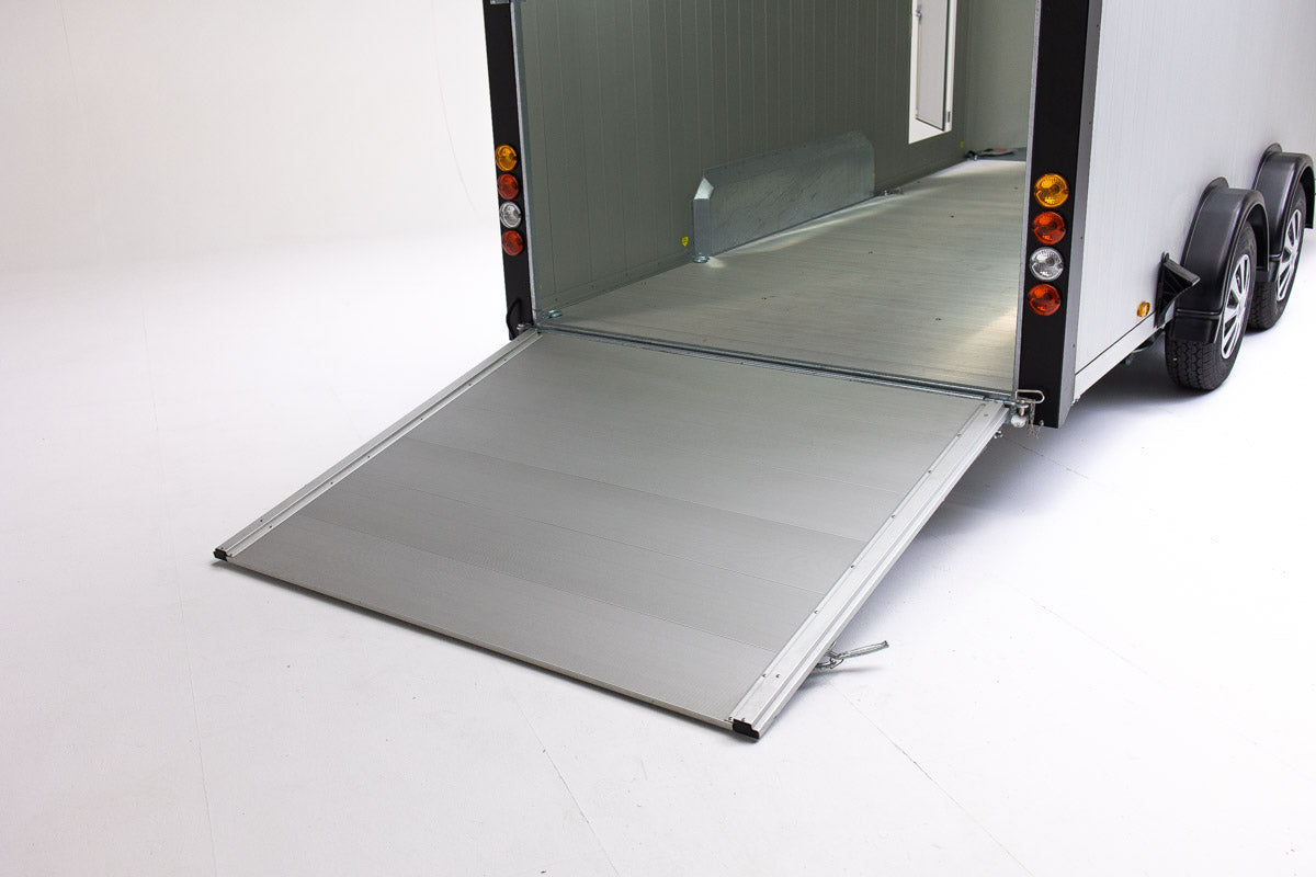 Remolque cerrado de aluminio y fibra 490x177x180cm estado nuevo