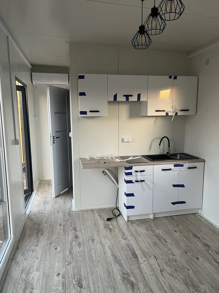 Grand contenedor para oficina con cabina de ducha y muebles de cocina