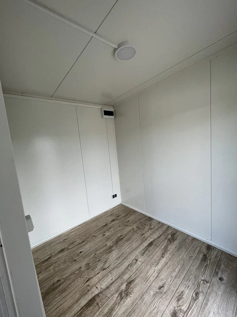 Grand contenedor para oficina con cabina de ducha y muebles de cocina
