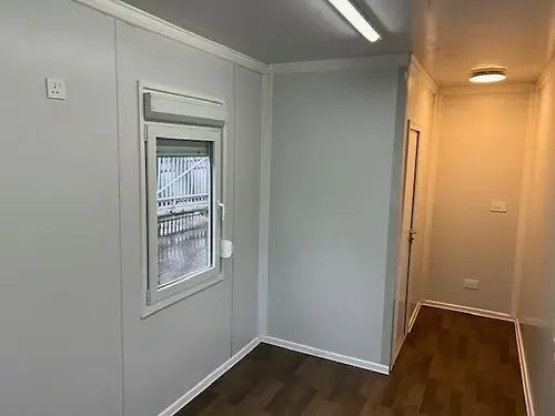 Oficina estándar con baño y dos ventanas
